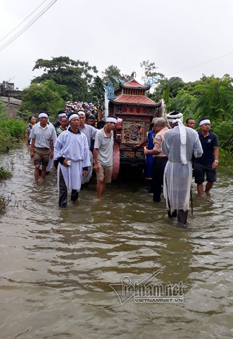 Cụ được đưa đi hoả táng ở nghĩa trang Vĩnh Hằng và gửi tro cốt tại đó. Chờ đến ngày nước rút mới đưa về an táng tại nghĩa trang của làng.