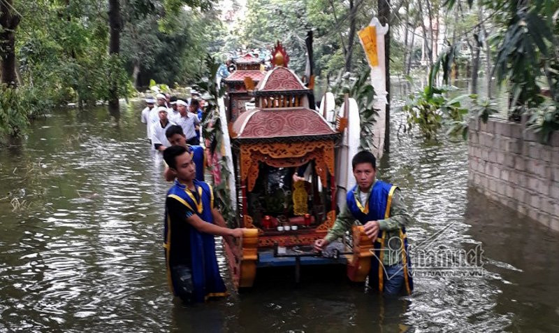 Người đưa tang phải dò dẫm từng bước trong nước đưa cụ lên chỗ cao nhất trong xã.
