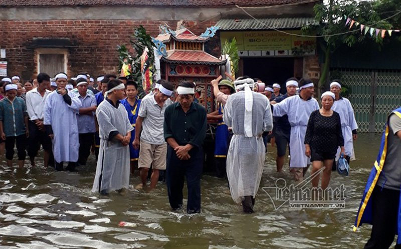 Anh Nguyễn Tự Ba, con rể cụ Hoàng Công Đào cho biết: “Ngày cụ mất, lúc tổ chức tang lễ rất khó khăn, anh em dư tráng cùng người thân, họ hàng, làng xóm đưa cụ trên chiếc thuyền rồng, mò mẫm trong dòng nước dịch chuyển từng bước đưa cụ lên chỗ cao nhất trong xã. Từ đó mới chuyển di hài lên ô tô đưa về nghĩa trang Vĩnh Hằng hoả táng”. Ảnh: Những ngày này, nước cô lập cả xã Nam Phương Tiến.