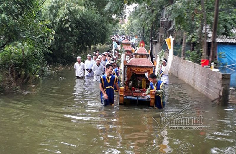 Anh Hoàng Công Tình, cháu ruột cụ Hoàng Công Đào bùi ngùi chia sẻ: Cả cuộc đời cụ vất vả, đến lúc cụ mất lại đúng vào đợt mưa lũ kéo dài nhiều ngày. Sau khi cụ mất, cả gia đình đưa cụ đi hoả táng ở nghĩa trang Vĩnh Hằng, và gửi tro cốt của cụ tại đó. Chờ đến ngày nước rút mới đưa cụ về nghĩa trang của làng”.