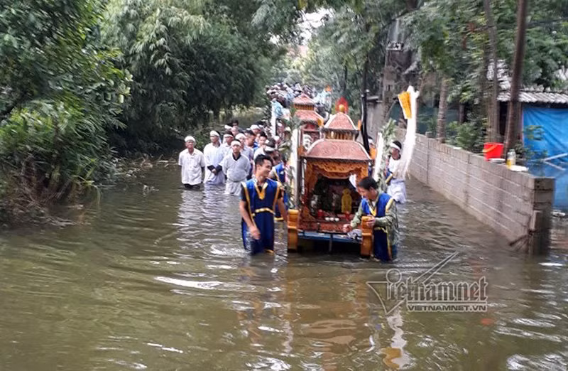 Anh Hoàng Công Tình, cháu ruột cụ Hoàng Công Đào bùi ngùi chia sẻ: Cả cuộc đời cụ vất vả, đến lúc cụ mất lại đúng vào đợt mưa lũ kéo dài nhiều ngày. Sau khi cụ mất, cả gia đình đưa cụ đi hoả táng ở nghĩa trang Vĩnh Hằng, và gửi tro cốt của cụ tại đó. Chờ đến ngày nước rút mới đưa cụ về nghĩa trang của làng”.