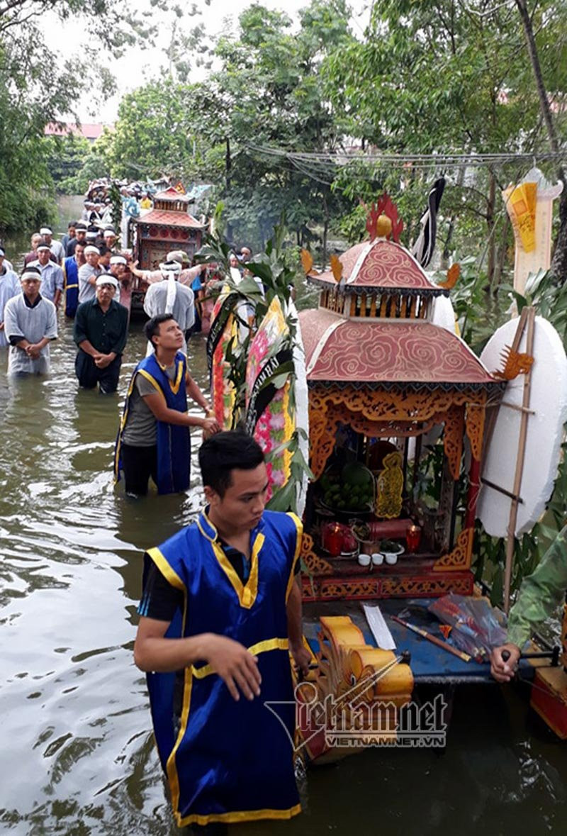 Với tình hình nước rút chậm và vẫn mưa như thế này thì chắc phải cúng thất tuần gia đình mới đưa được cụ về làng.