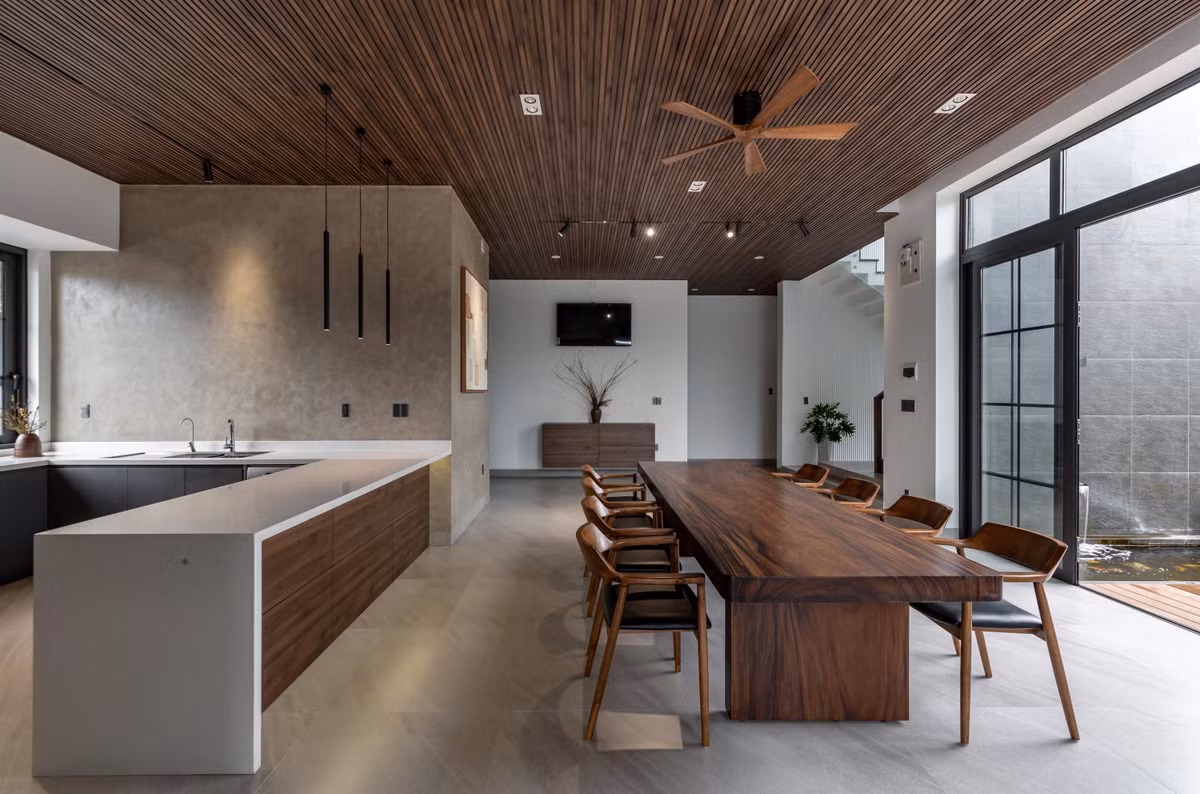 Không gian phòng ăn được đặt tại trung tâm công trình.