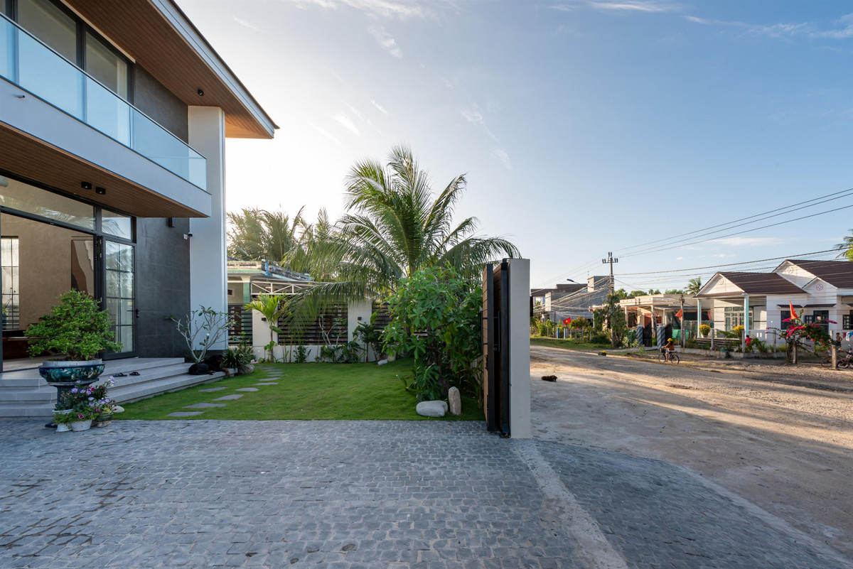 Ngôi nhà là món quà của người con trai út định cư từ nước Úc xa xôi dành tặng cho gia đình tại quê nhà.