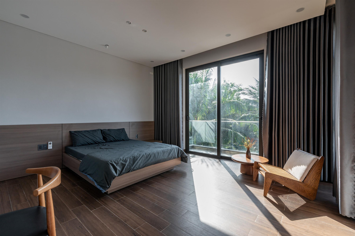 Phòng được bố trí ban công giúp cho không khí được đối lưu hiệu quả