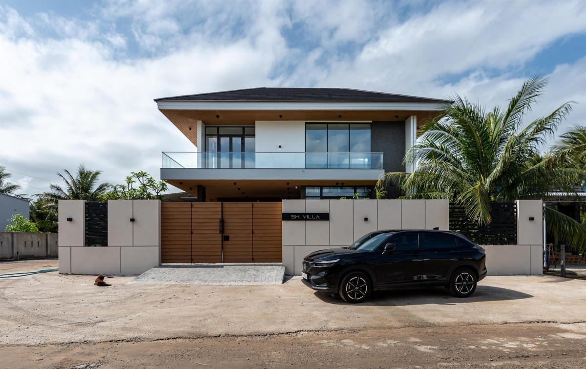 SH Villa được xây dựng trên khu đất có diện tích rộng 480 m², tọa lạc tại thị xã Sông Cầu, tỉnh Phú Yên.