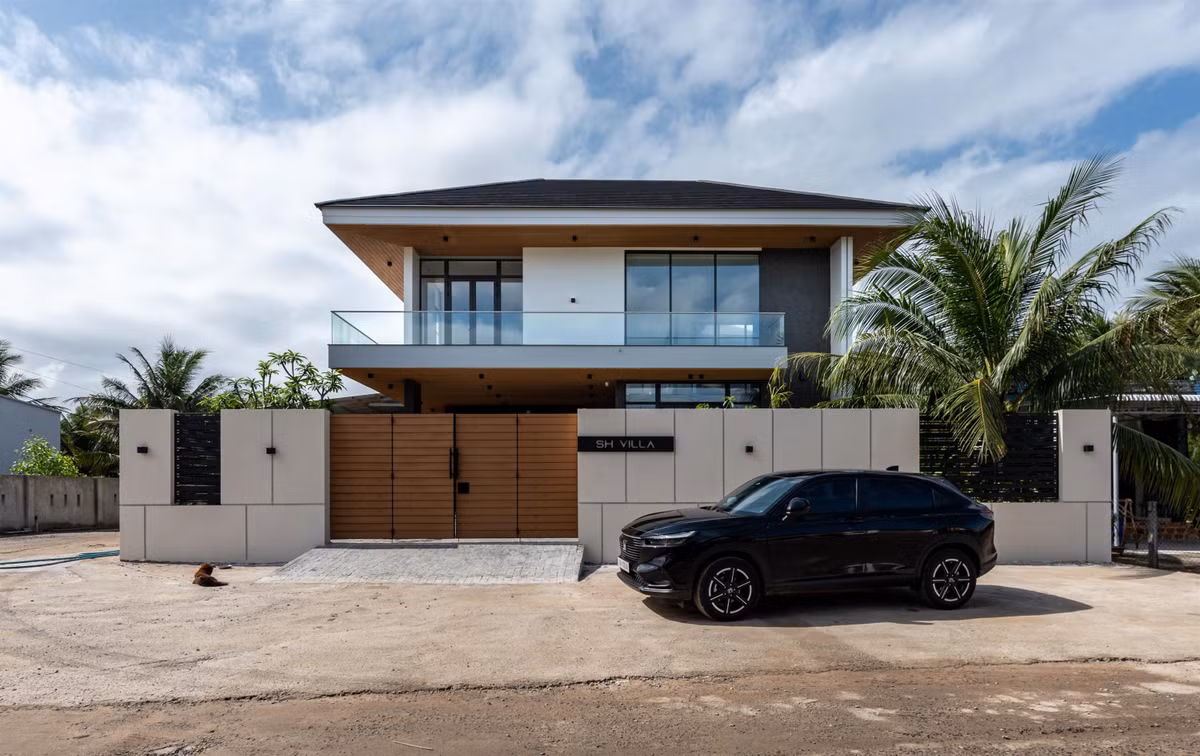 SH Villa được xây dựng trên khu đất có diện tích rộng 480 m², tọa lạc tại thị xã Sông Cầu, tỉnh Phú Yên.