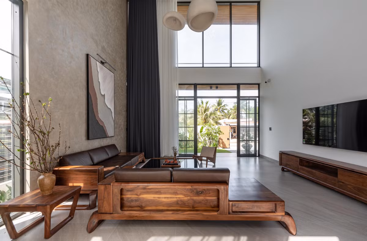 Phòng khách rộng rãi, sử dụng đồ dùng đơn giản 