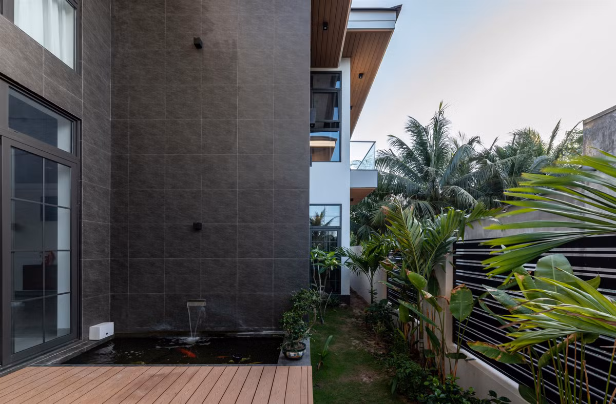 Bên hông nhà là bể cá.