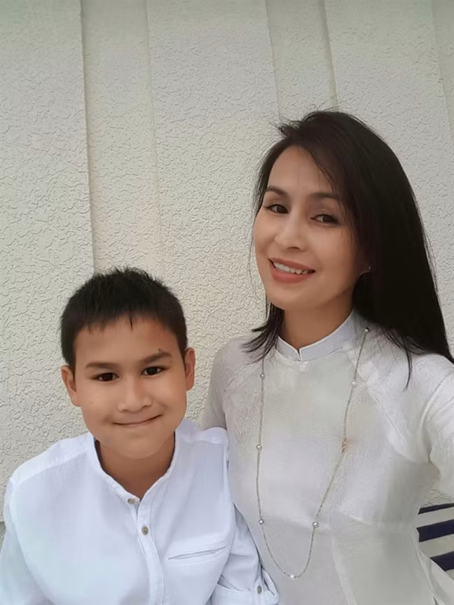 Huy Khanh va vo cu cung to chuc sinh nhat cho con