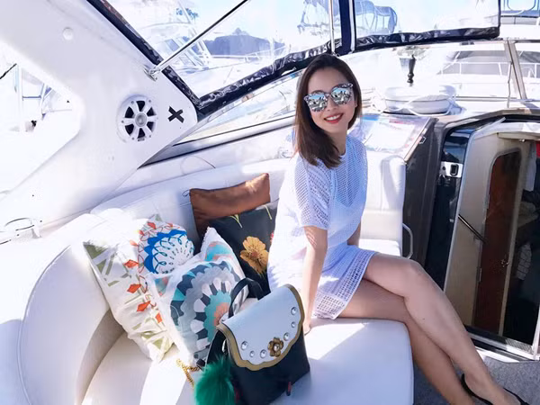 Trước đó, vừa sinh con sau một tháng, Jennifer Phạm cũng đã đăng tải hình ảnh cô đi chơi cùng chồng với vóc dáng mảnh mai sau sinh. Jennifer Phạm tiết lộ, thời gian đó, cô giảm được 13kg so với thời kỳ cô mang thai tăng 20kg. Cô cũng cho biết, cô nuôi con trai hoàn toàn bằng sữa mẹ nên ăn uống đầy đủ chất, chỉ hạn chế tinh bột.