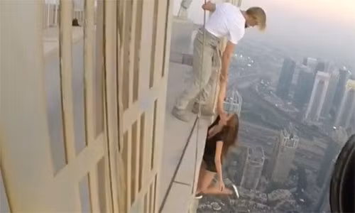 Sieu mau Nga lieu linh chup anh tren nha choc troi