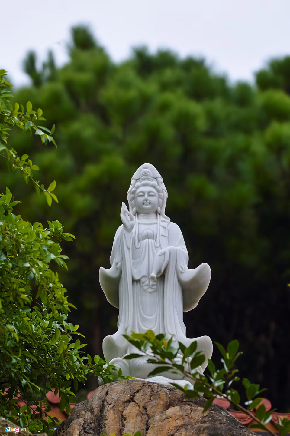 Trong chùa không đốt vàng mã, không có quán xá, hàng rong… du khách thực sự được hòa vào một không gian tĩnh lặng, được hít căng lồng ngực mùi của núi của biển để tâm hồn trở nên nhẹ nhàng.