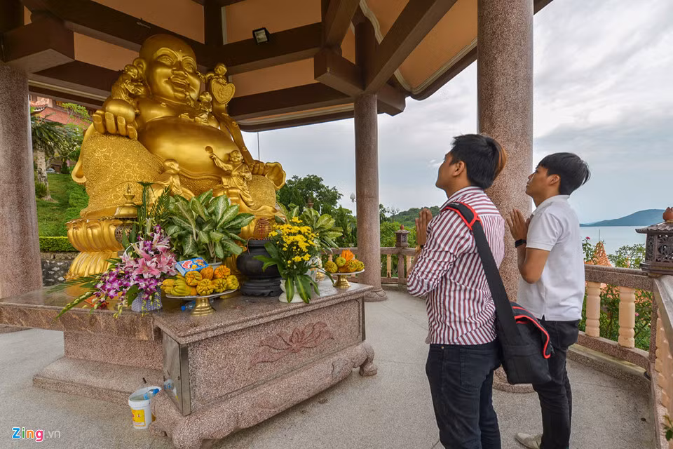 Phía trái Thiền viện là tượng đồng Phật Di Lặc, nặng 4,8 tấn.