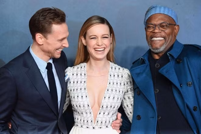 Ngày 28/2, tại Quảng trường Leicester (thủ đô London, Anh), đoàn làm phim Kong: Skull Island có buổi ra mắt báo chí quốc tế và công chiếu khu vực châu Âu. Sự kiện có sự tham gia của dàn diễn viên chính gồm Brie Larson (giữa), Tom Hiddleston (trái) và Samuel L. Jackson.