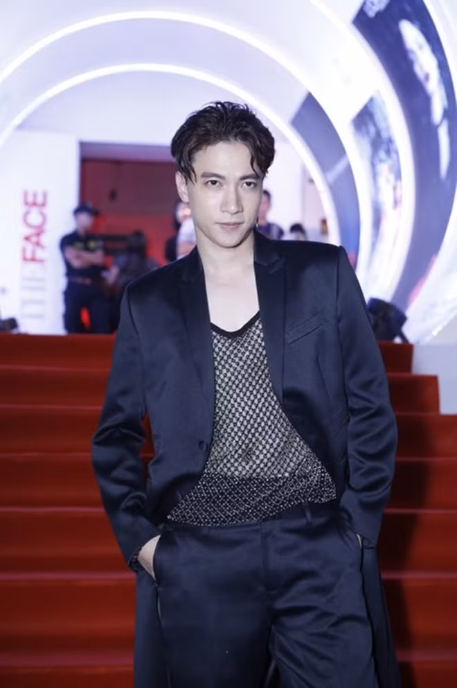 S.T điển trai và gợi cảm với chiếc áo lưới.