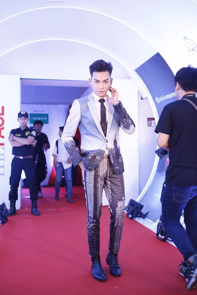 Nam ca sĩ Ali Hoàng Dương diện một bộ suit với họa tiết vô cùng độc đáo.