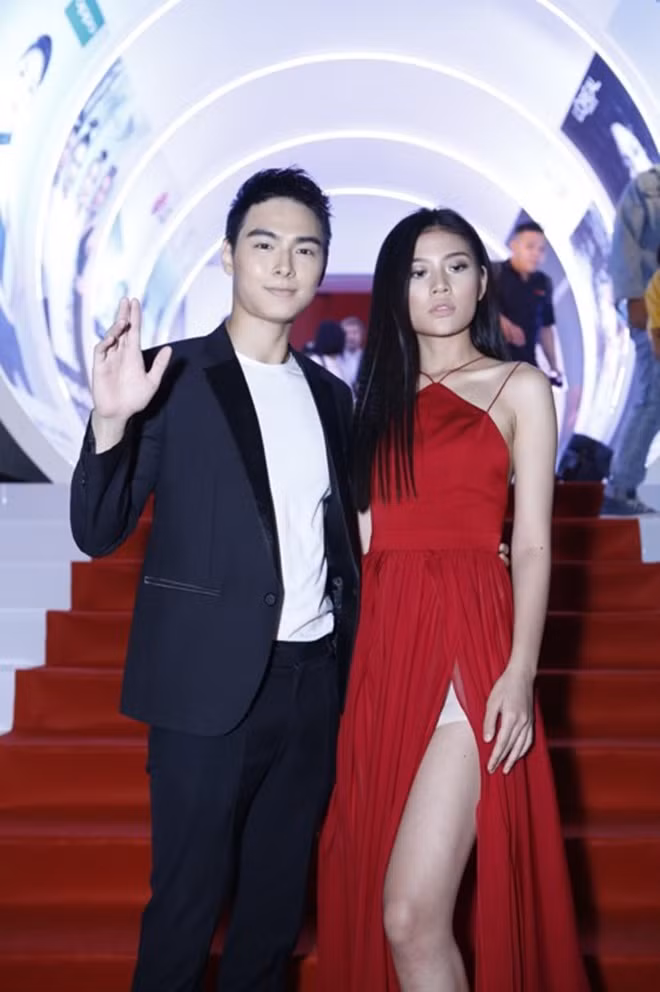 Thí Sinh The Face mùa thứ nhất Chúng Huyền Thanh xuất hiện cùng bạn trai soái ca. Chiếc váy của Chúng Huyền Thanh có phần quá đơn giản và thiếu tinh tế khiến cô bị "lộ hàng".