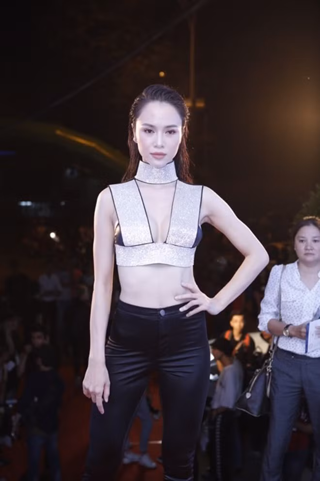 "Tình cũ" của Hữu Vi - Vũ Ngọc Anh diện một thiết kế cut out đầy táo báo sau tin đồn ảnh thân mật với tình cũ.