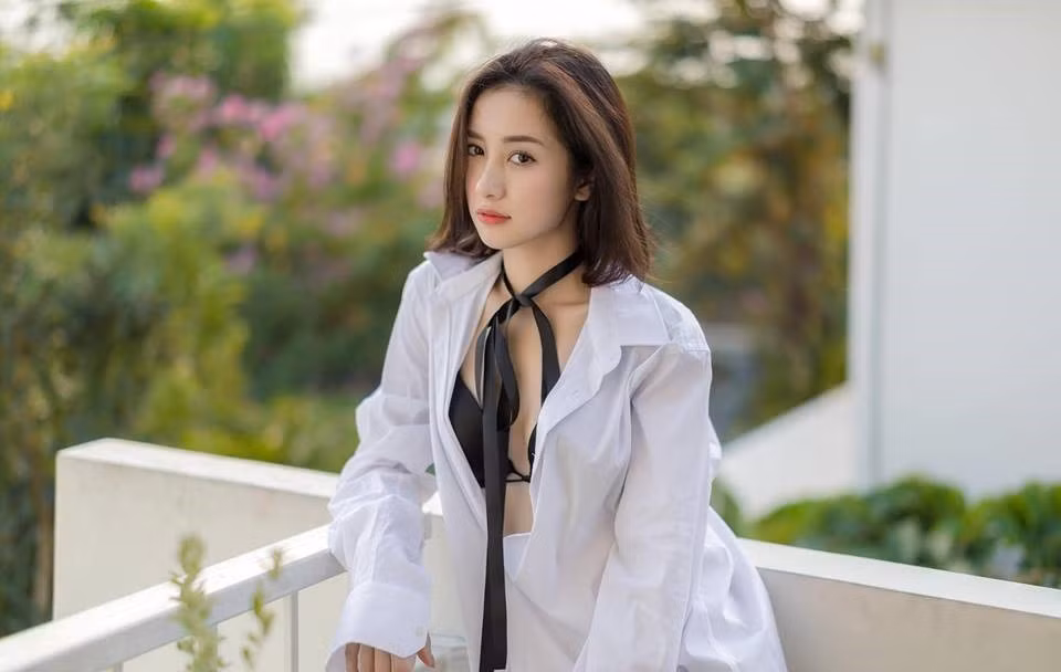 Mới chạm ngõ điện ảnh qua vài phim như 12 chòm sao: Vẽ đường cho yêu chạy, Cho em gần anh hơn chút nữa nhưng hot girl 9X được đánh giá cao ở khả năng diễn xuất. Tối 9/4, trong đêm trao giải Cánh diều 2016, tên cô được xướng lên ở hạng mục phim điện ảnh với giải Nữ diễn viên chính xuất sắc nhất.