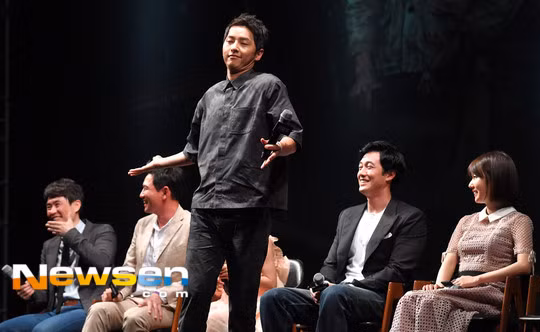 Trước đó, đài MBC vừa cho biết họ sẽ tiết lộ bằng chứng về mối quan hệ giữa “cặp đôi Song Song”. Nghi án tình cảm giữa Song Joong Ki và đàn chị xinh đẹp rầm rộ từ hơn một năm nay.