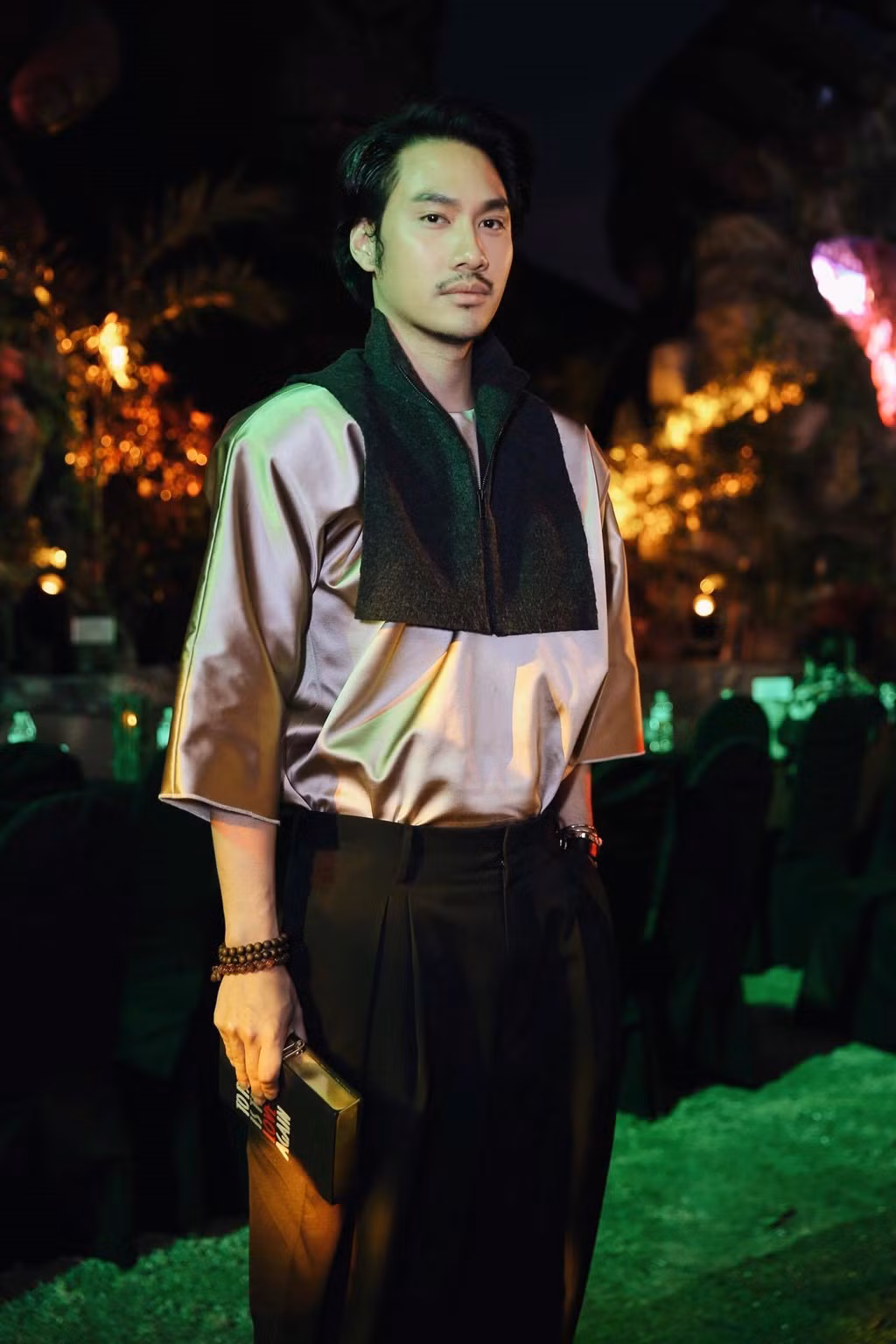 Nhà thiết kế Lý Quí Khánh phong cách lịch thiệp trên thảm đỏ. Anh đặc biệt quan tâm đến Kong: Đảo đầu lâu từ khi ê-kíp đến Việt Nam quay vào năm 2016.