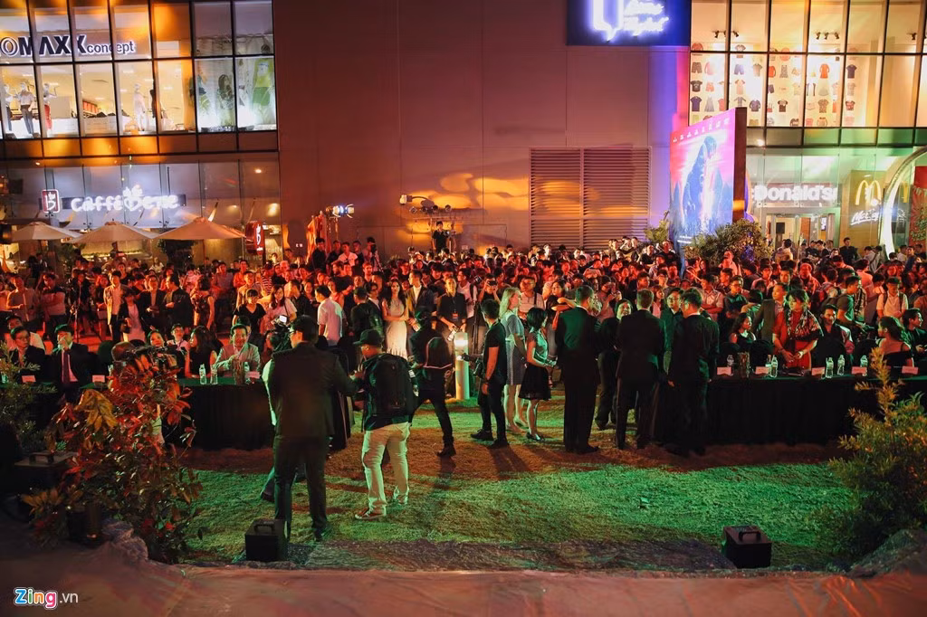 Quang cảnh sự kiện ra mắt phim trước khi xảy ra sự cố cháy lớn ngay tại sân khấu chính.