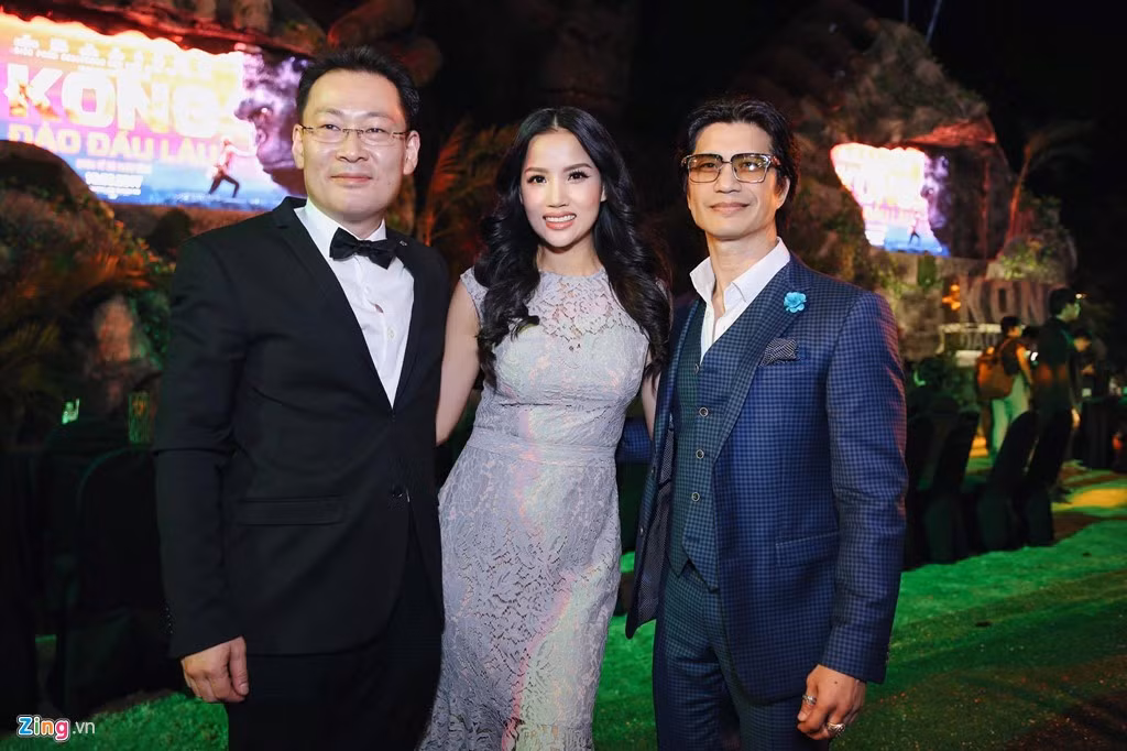 Vợ chồng Dustin Nguyễn và Bebe Phạm tạo dáng trước sân khấu chính Kong: Skull Island.