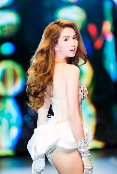 Dòng chia sẻ của "nữ hoàng nội y" thu hút sự chú ý của cộng đồng mạng ngay sau đó, đa số ý kiến đều tỏ ra bất ngờ và dành những lời khen ngợi cho người đẹp 28 tuổi vì cô đã dũng cảm nói ra những tính xấu của mình. "Nhìn vậy mà nóng tính? Nóng tính thường sẽ hay nhăn nheo và già sớm" - Facebooker Thủy Phù bày tỏ.