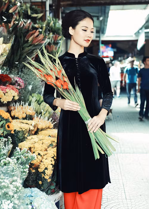 Hình ảnh tuyệt đẹp của Trần Thị Quỳnh trong hình ảnh cô gái Sài Gòn xưa.