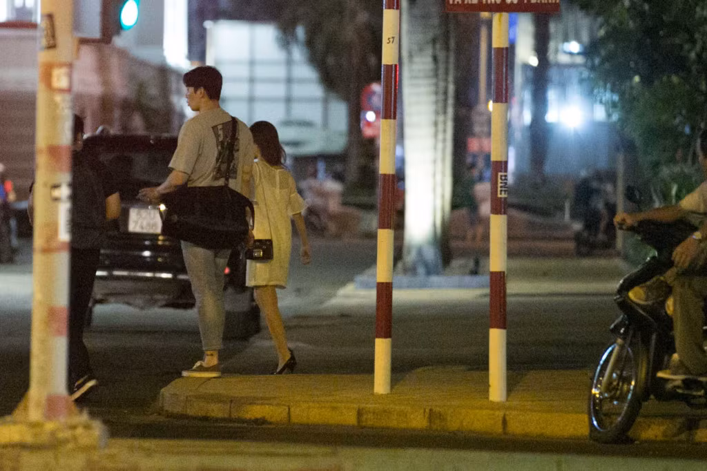 Tối khuya, sau buổi đi chơi, Midu tự lái xe hơi riêng đưa Shin Sung Rok ra về.