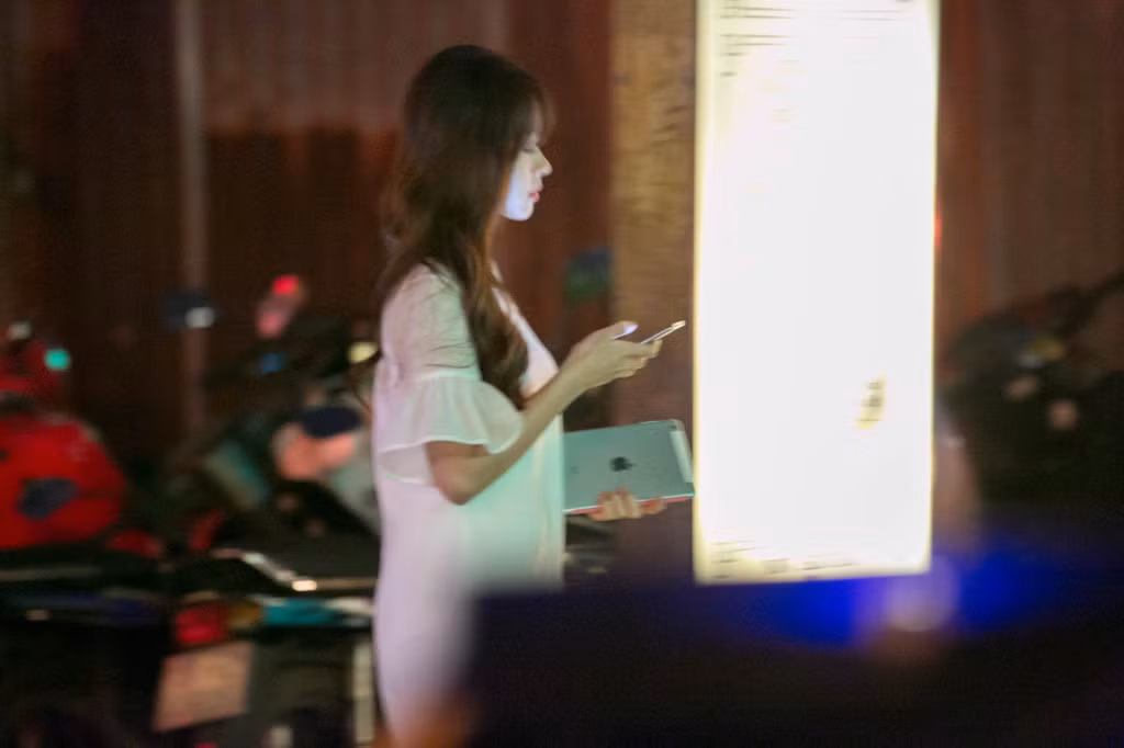 Phong cách này khác hoàn toàn với hình ảnh lộng lẫy khi người đẹp 8X tham dự Vietnam International Fashion Week 2017 trước đó. Từ bãi xe vào nhà hàng, Midu liên tục sử dụng điện thoại.