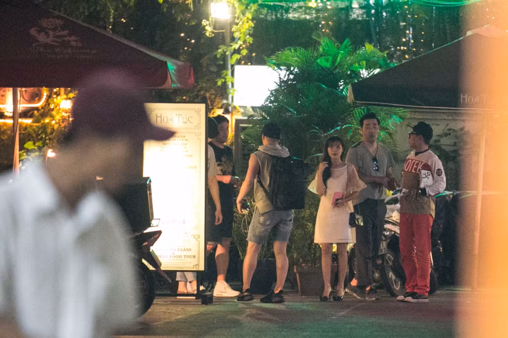 Sau khi cùng ăn uống, Midu và Shin Sung Rok cùng nhau di chuyển đến một địa điểm giải trí dành cho giới trẻ.