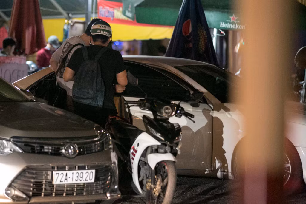 Nam diễn viên nổi tiếng với phim Vì sao đưa anh tới có mặt tại TP.HCM từ vài ngày trước để tham gia một dự án phim. Trước buổi hẹn với Midu, anh cũng gặp gỡ một vài diễn viên Việt Nam.