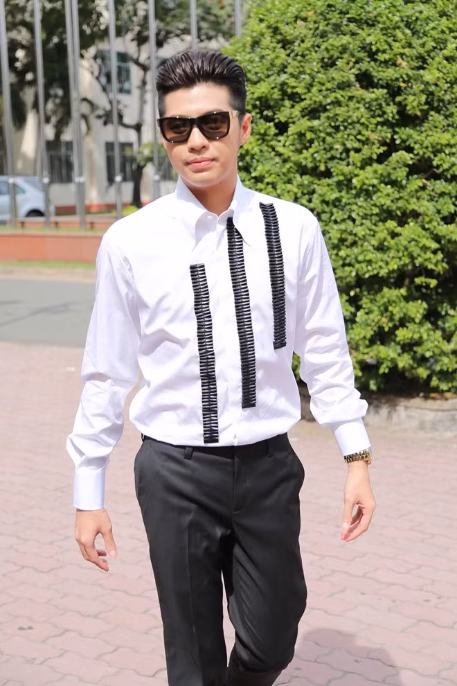 Noo Phước Thịnh là nam huấn luyện viên duy nhất trên ghế nóng. Khác với 3 đồng nghiệp nữ, anh ăn mặc ít cầu kỳ hơn với áo sơ mi và quần tây.