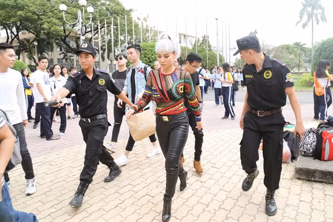 Vừa xuất hiện, giọng ca "Đường cong" khiến nhiều người chú ý bởi phong cách ăn mặc khác lạ. Cô đội tóc giả màu trắng, trang phục thiết kế khá phóng khoáng. Hình ảnh này hoàn toàn khác với phong cách "sang chảnh" với đồ hiệu mà Thu Minh thể hiện trong mùa giải năm 2012.