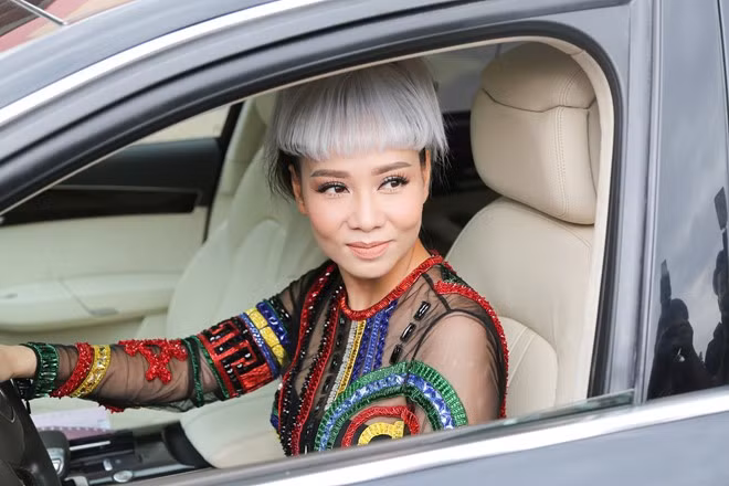 Trưa 4/1, dàn huấn luyện viên (HLV) The Voice 2017 có mặt tại nhà thi đấu Tân Bình (TP.HCM) để ghi hình cho vòng Giấu mặt. Ca sĩ Thu Minh tự lái xế hộp đến địa điểm ghi hình.