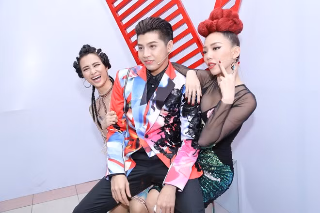 Sau khi công bố dàn HLV The Voice 2017, bộ ba ca sĩ trẻ vấp nhiều phản ứng. Nhiều người cho rằng họ chưa đủ tầm để huấn luyện các thí sinh đã trưởng thành. Nói về điều này, Đông Nhi khẳng định cô không phải còn quá trẻ cũng như có chặng đường hoạt động nghệ thuật gần 10 năm nên đủ kinh nghiệm để đảm nhận vai trò này.