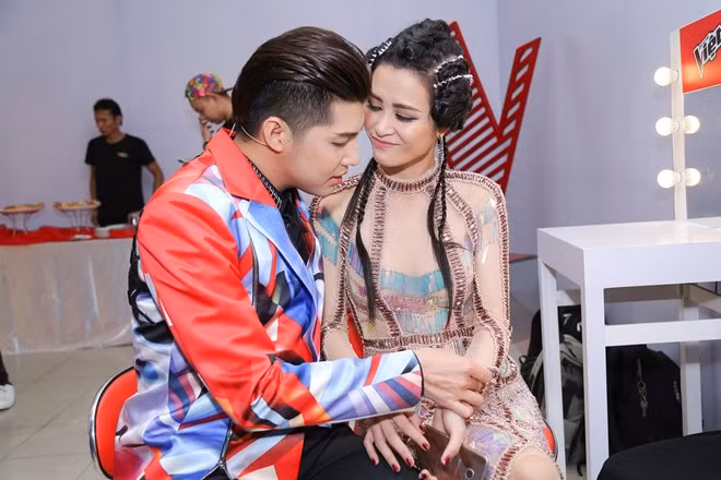 Khi ngồi chung ghế nóng tại The Voice Kids, Noo và Đông Nhi từng thừa nhận họ xảy ra mâu thuẫn và giận nhau. Do đó lần này, hai ca sĩ cũng hứa hẹn sẽ có những màn tranh cãi nảy lửa để giành giật thí sinh ưng ý về đội của mình.