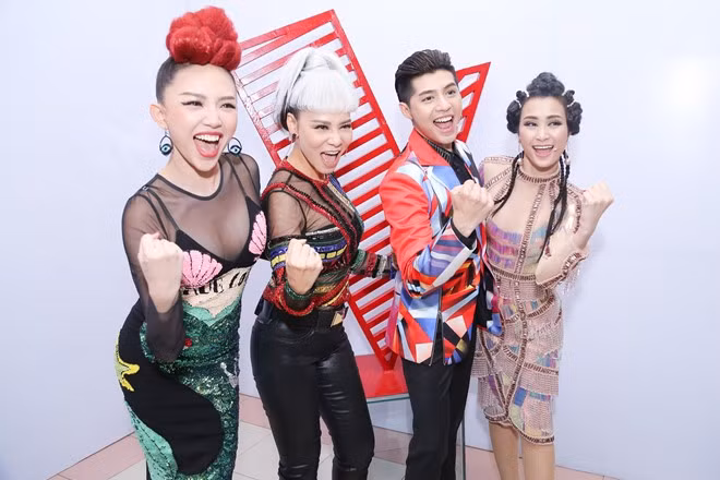 Bên cạnh tranh cãi, dàn huấn luyện viên năm nay cũng khiến nhiều khán giả tò mò. Tập 1 The Voice – Giọng hát Việt 2017 lên sóng lúc 21h Chủ nhật (12/2) trên kênh VTV.