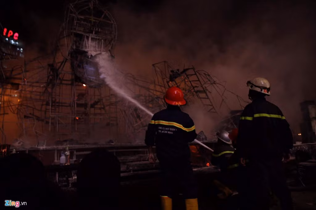 Sân khấu tái hiện hình ảnh vua khỉ của phim Kong: Skull Island chỉ còn trơ trọi khung sắt sau sự cố cháy dữ dội. Trên mạng xã hội, nhiều khán giả đăng tải hình ảnh cũng như cảm xúc hoảng sợ khi chứng kiến trận cháy dữ dội.