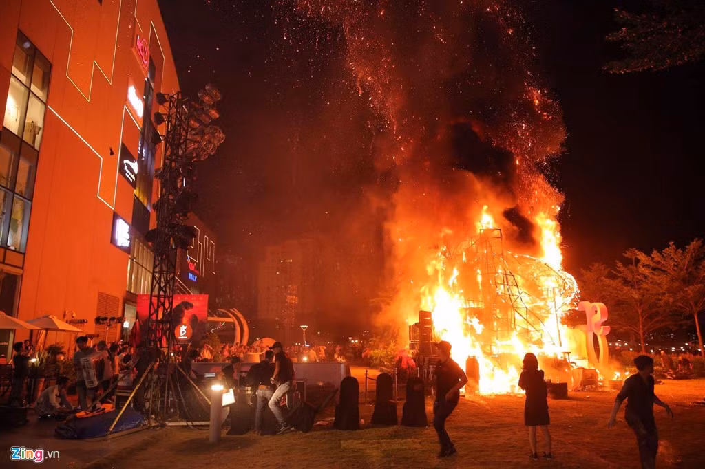 Khi lửa bùng phát từ trên cao, từ phần cánh tay của mô hình King Kong, MC Hà Anh và các khách mời vẫn chưa phát hiện ra. Đến khi lửa bắt đầu lan rộng, mọi người mới bắt đầu sơ tán trong sự hoảng loạn.