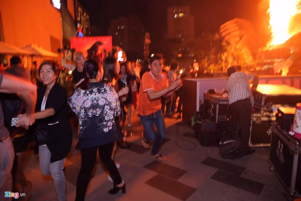 Khi sự cố cháy sân khấu ra mắt "Kong: Skull Island" xảy ra, hàng trăm nghệ sĩ và khán giả hoảng sợ bỏ chạy tán loạn. Nhiều người lánh vào các quán cà phê để tránh nóng nhưng vẫn lo lắng có thể xảy ra nổ lớn. Theo phóng viên hiện trường, nhân viên tổ chức sự kiện bật khóc vì quá hoảng sợ.