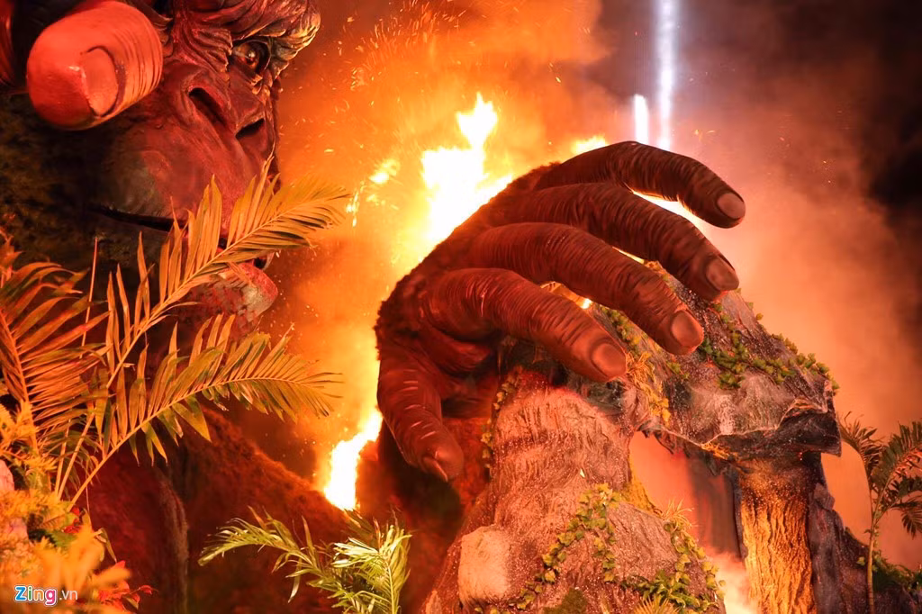 Sự kiện diễn ra suôn sẻ cho đến khi chương trình chính thức bắt đầu vào khoảng 19h. Trong màn mở đầu, các vũ công trong vai thổ dân thể hiện các màn múa lửa khá mạo hiểm. Tuy nhiên, điều này không may đã gây ra sự cố hỏa hoạn khi lửa bén vào các vật liệu dễ cháy.