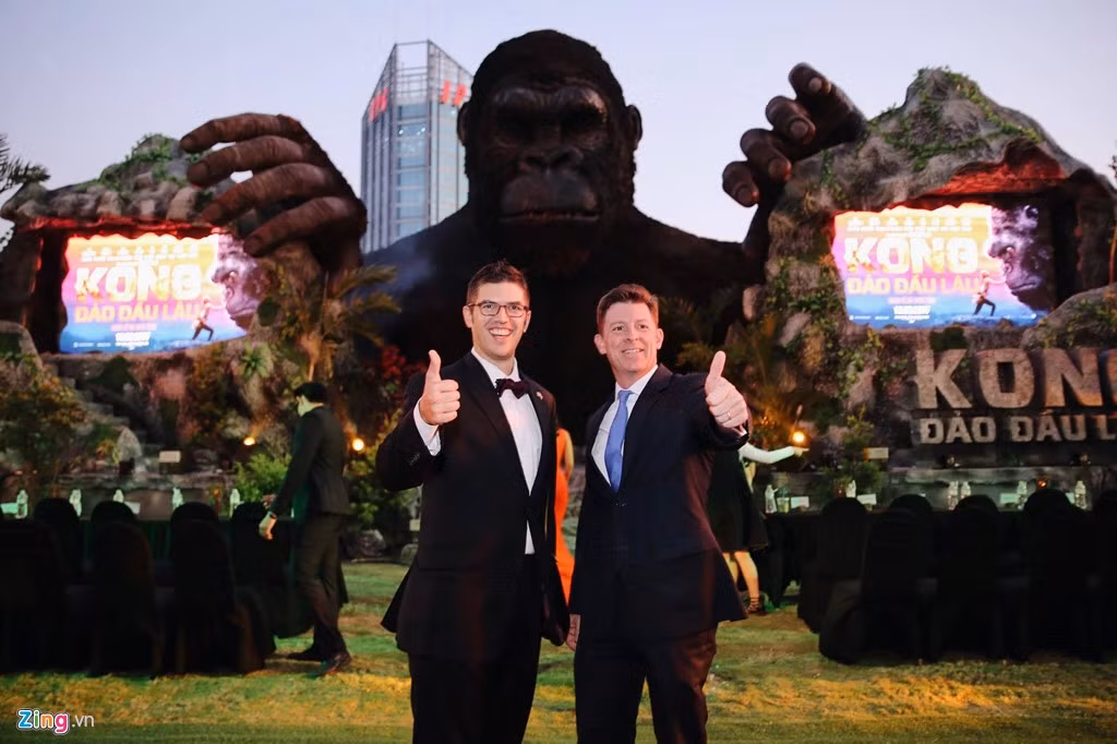 Ý tưởng sân khấu được nhen nhóm từ cuối năm 2016, tái hiện nhiều không gian và cảnh quay tại Quảng Bình. Đây được xem là một trong những không gian ra mắt phim được đầu tư hoành tráng nhất Việt Nam từ trước đến nay. Ngoài các nghệ sĩ, sự kiện còn có sự tham gia của các quan chức cấp cao của Mỹ và Việt Nam.