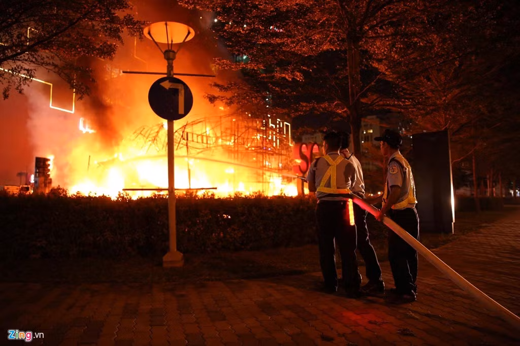 Do được bố trí túc trực sẵn bên ngoài khu vực tổ chức sự kiện nên lực lượng chữa cháy nhanh chóng được huy động để dập lửa. Tuy nhiên, do sân khấu được thiết kế từ vật liệu dễ cháy, trời có gió to nên lửa lan nhanh và mạnh, khiến toàn bộ thiết kế trị giá một tỷ đồng nhanh chóng chìm trong biển lửa.