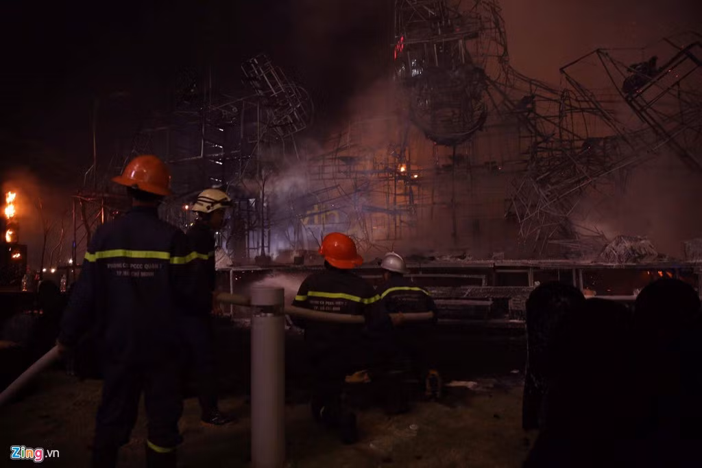 Sự cố không may xảy ra khiến sự kiện ra mắt phim tại TP.HCM phải chấm dứt trong sự tiếc nuối của nhiều người. Hiện, điện của Vivo City, TP.HCM cũng đã được cúp để tiện việc chữa cháy.