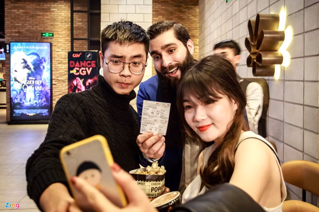 Đạo diễn Jordan Vogt-Roberts được nhiều khán giả nhận ra. Anh hào hứng "tự sướng" cùng mọi người.