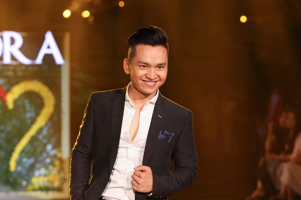 MC Hạnh Phúc diện suit lịch lãm. Ngoài các màn diễn thời trang, chương trình còn đấu giá các vật phẩm để gây quỹ từ thiện.