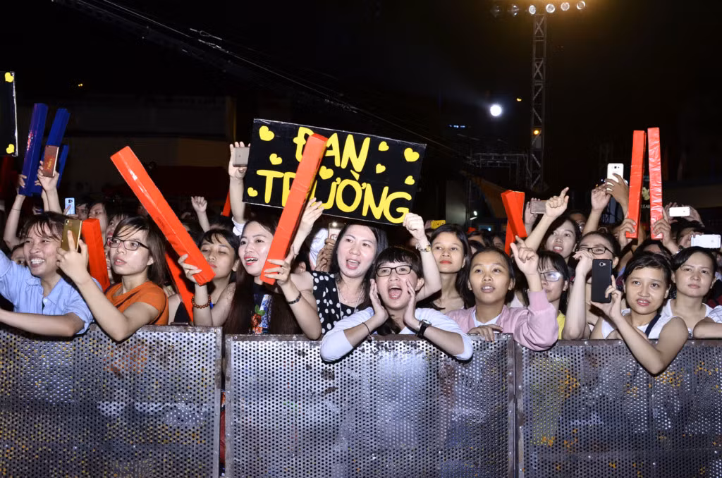 Hơn 20 năm trong nghề, Đan Trường vẫn làm thổn thức trái tim của người nghe nhạc bởi ngoại hình điển trai và nhiệt huyết với nghề.